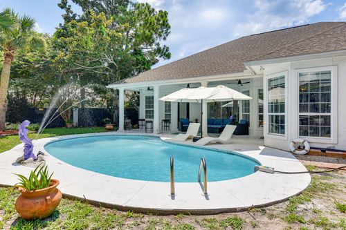 Poolside Paradise - Image 29