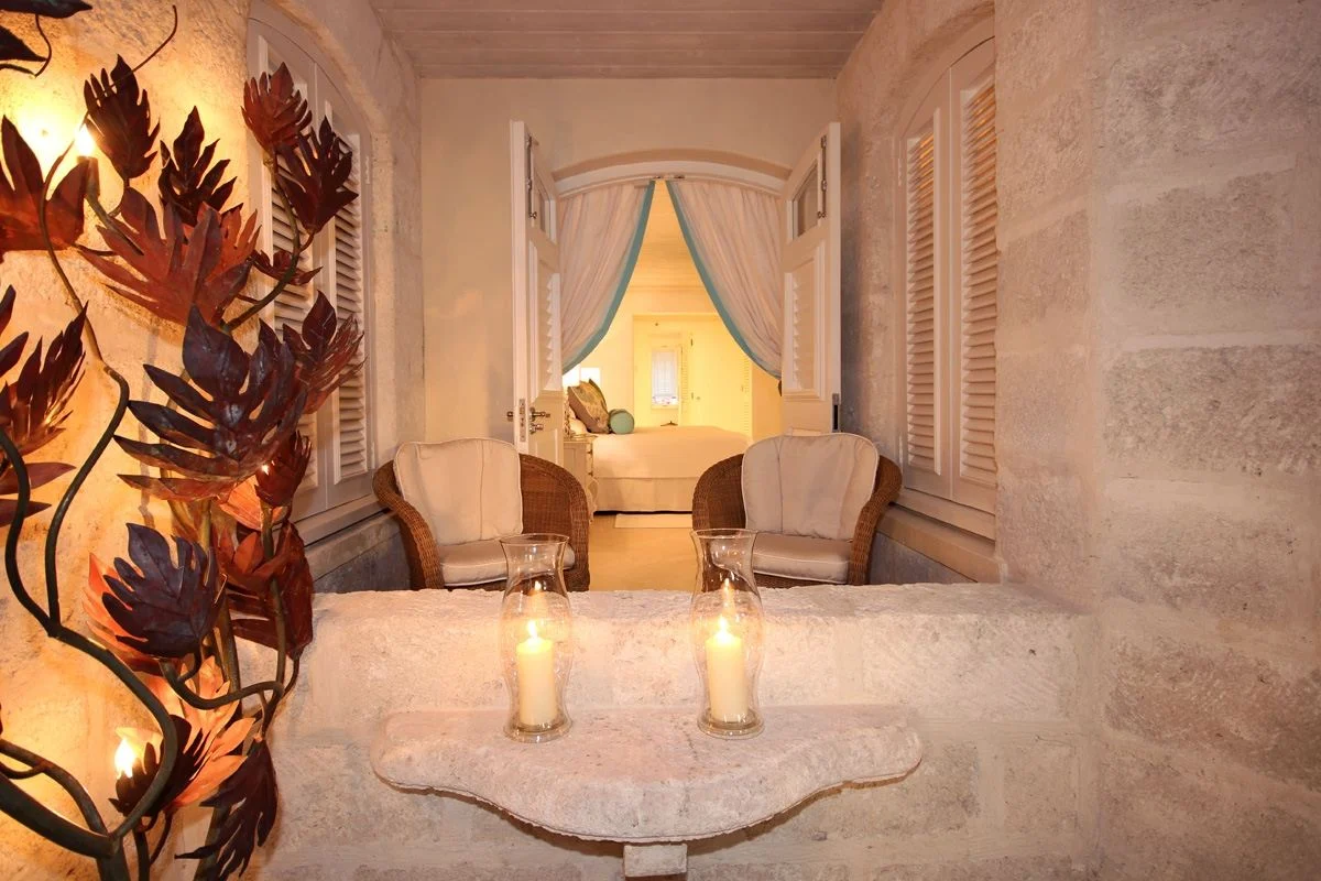 Red Hibiscus Home - Image 13