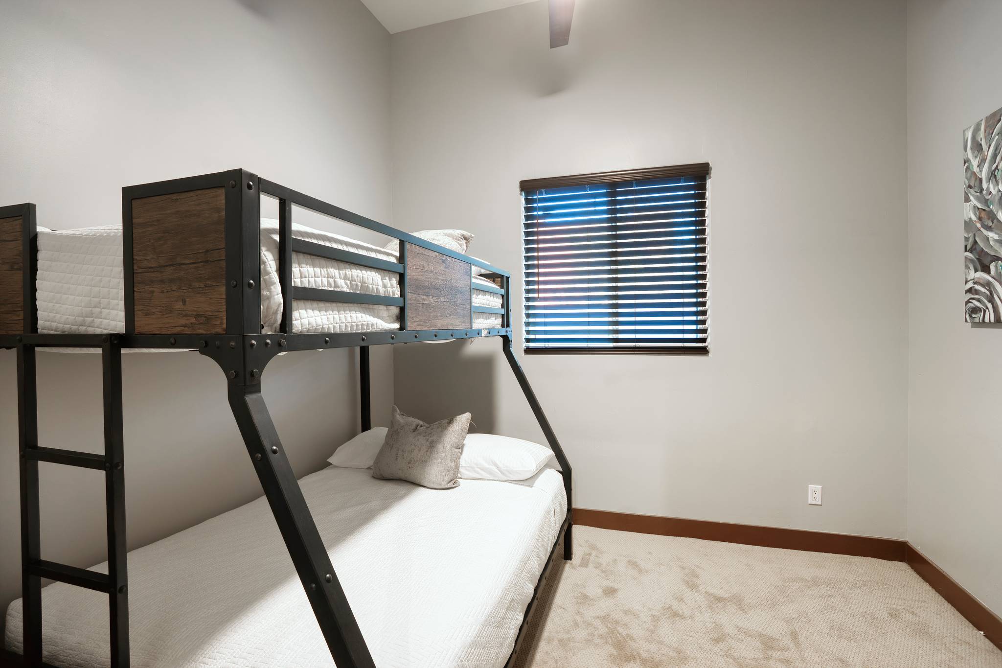 Pinnacle Vista Manor - Image 25