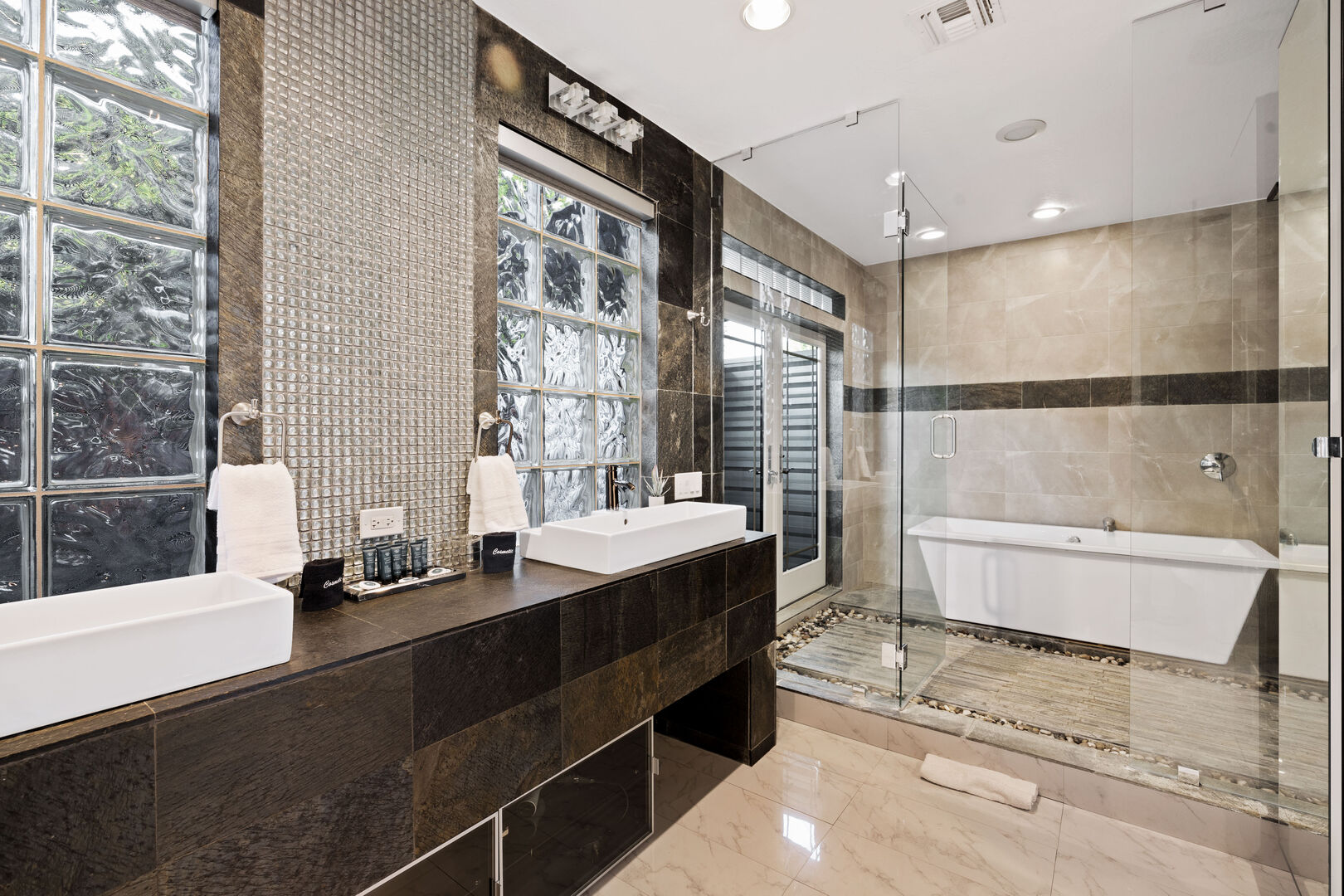 Waterfall House - Image 18