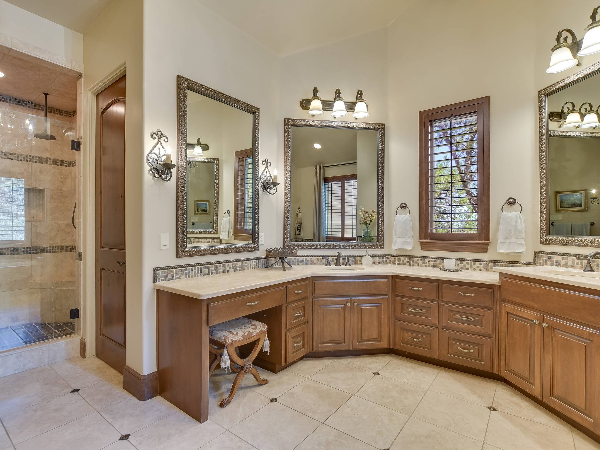 Rock Cedar House - Image 20