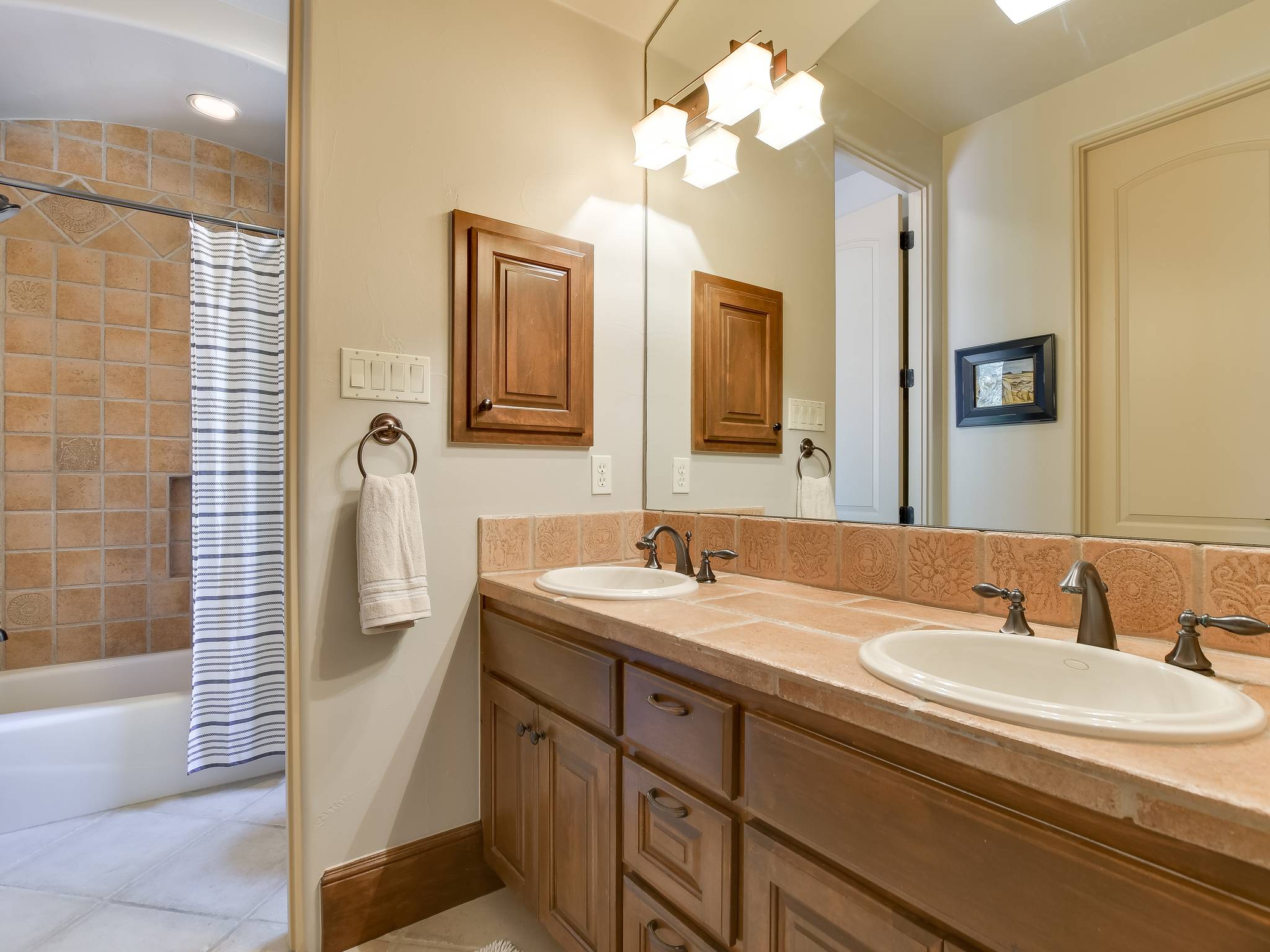 Rock Cedar House - Image 24