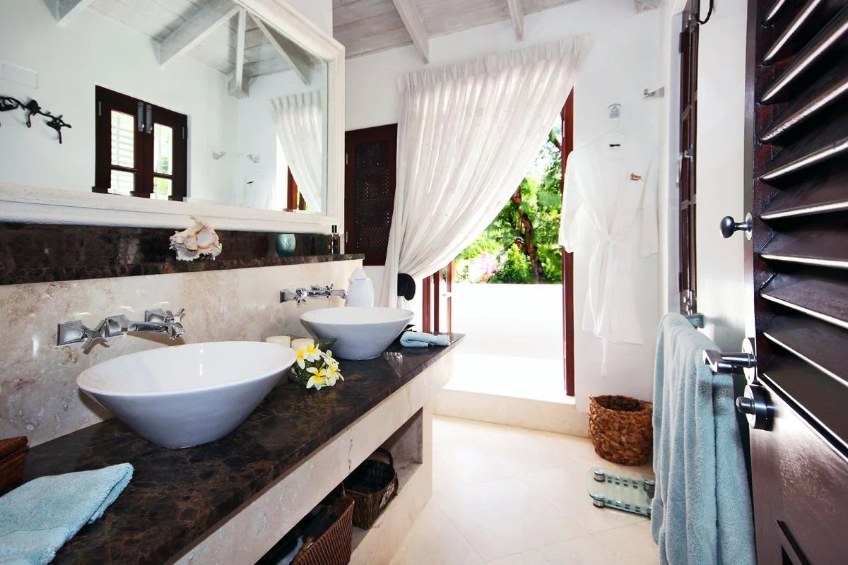 Red Hibiscus Home - Image 7