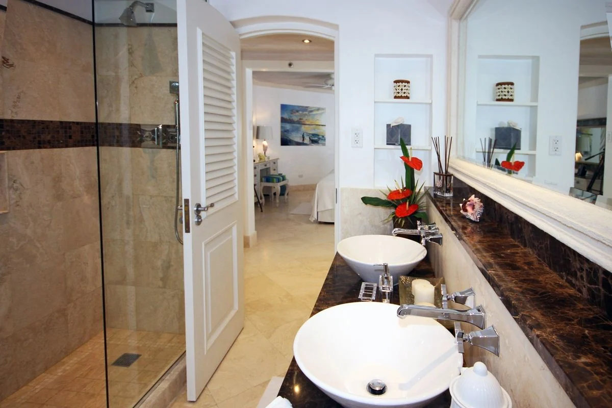 Red Hibiscus Home - Image 12