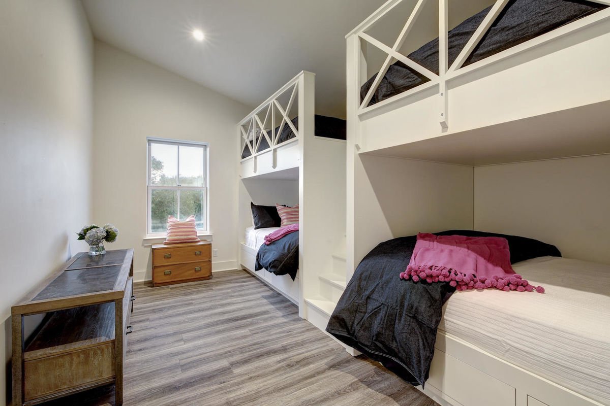 Spring Manor - Image 22