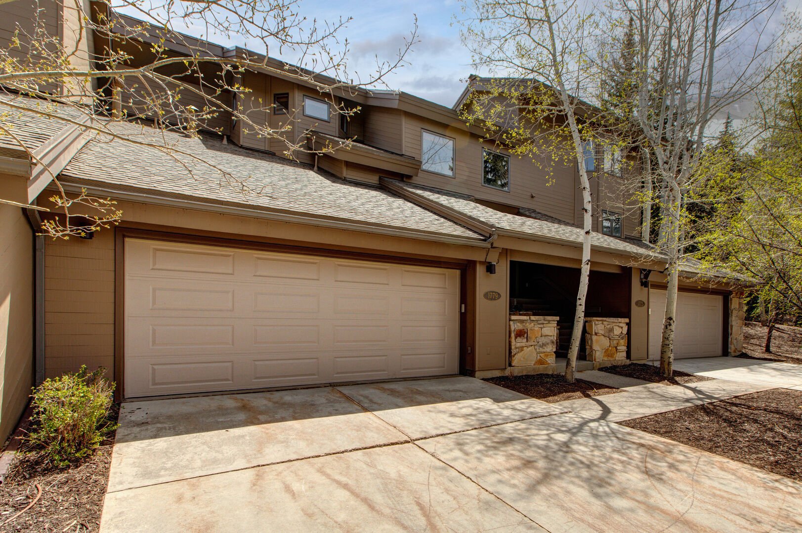 Lakeside Home - Image 28