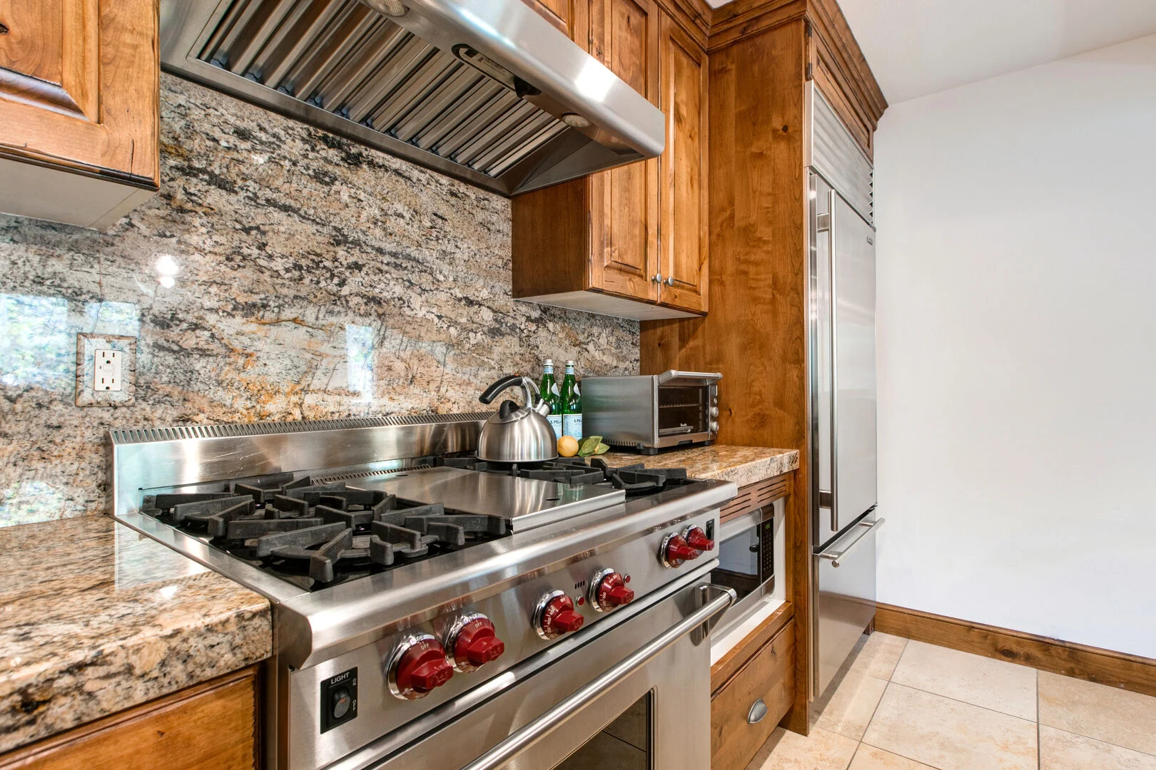 Lakeside Home - Image 9