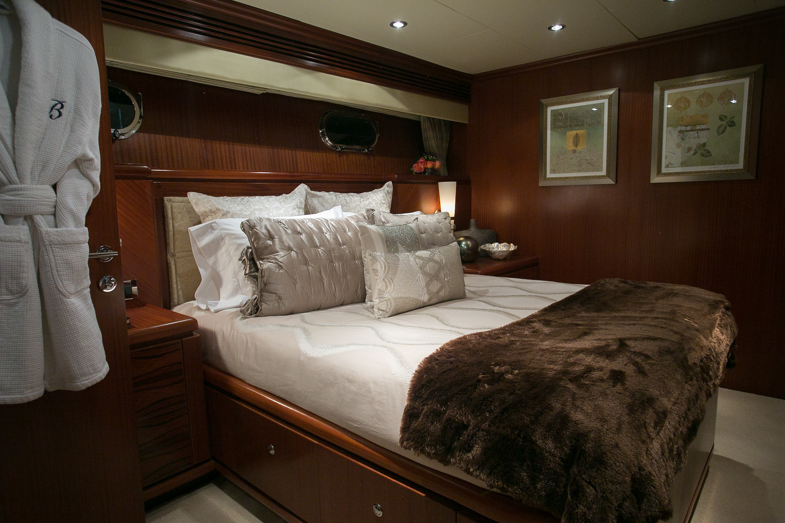 Beachfront Yacht - Image 10