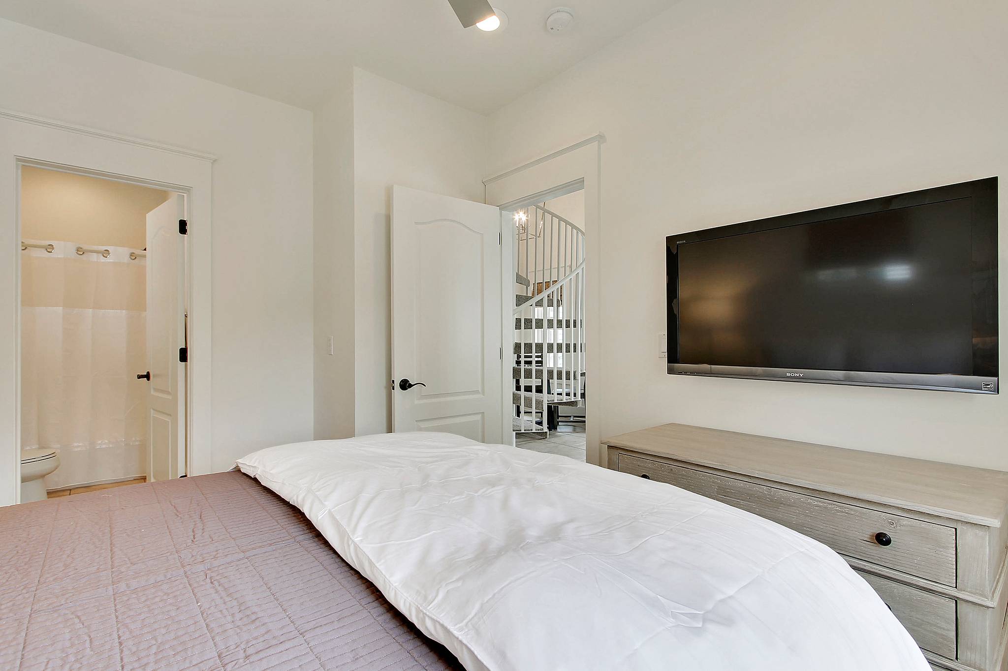 Flying Fish Home - Image 12