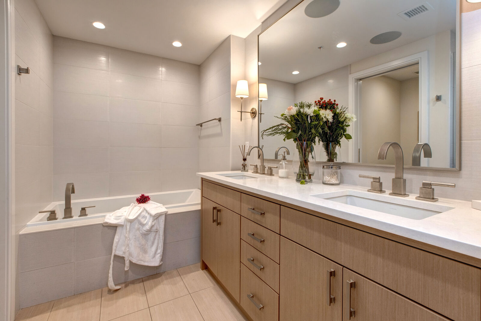 Silver Home - Image 27