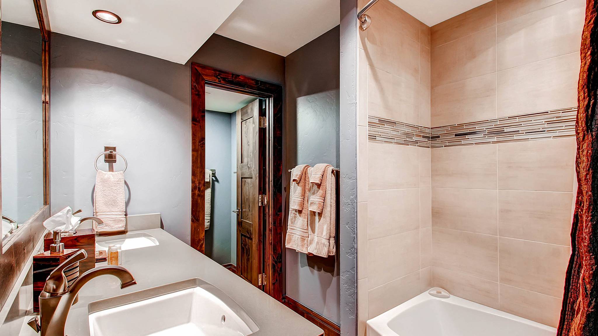 Amber Manor - Image 25