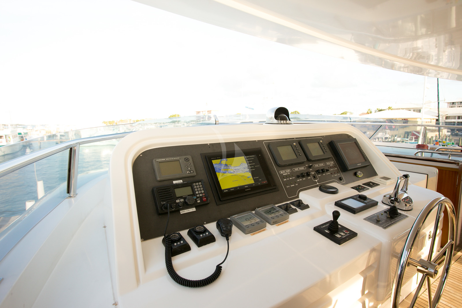 Beachfront Yacht - Image 12