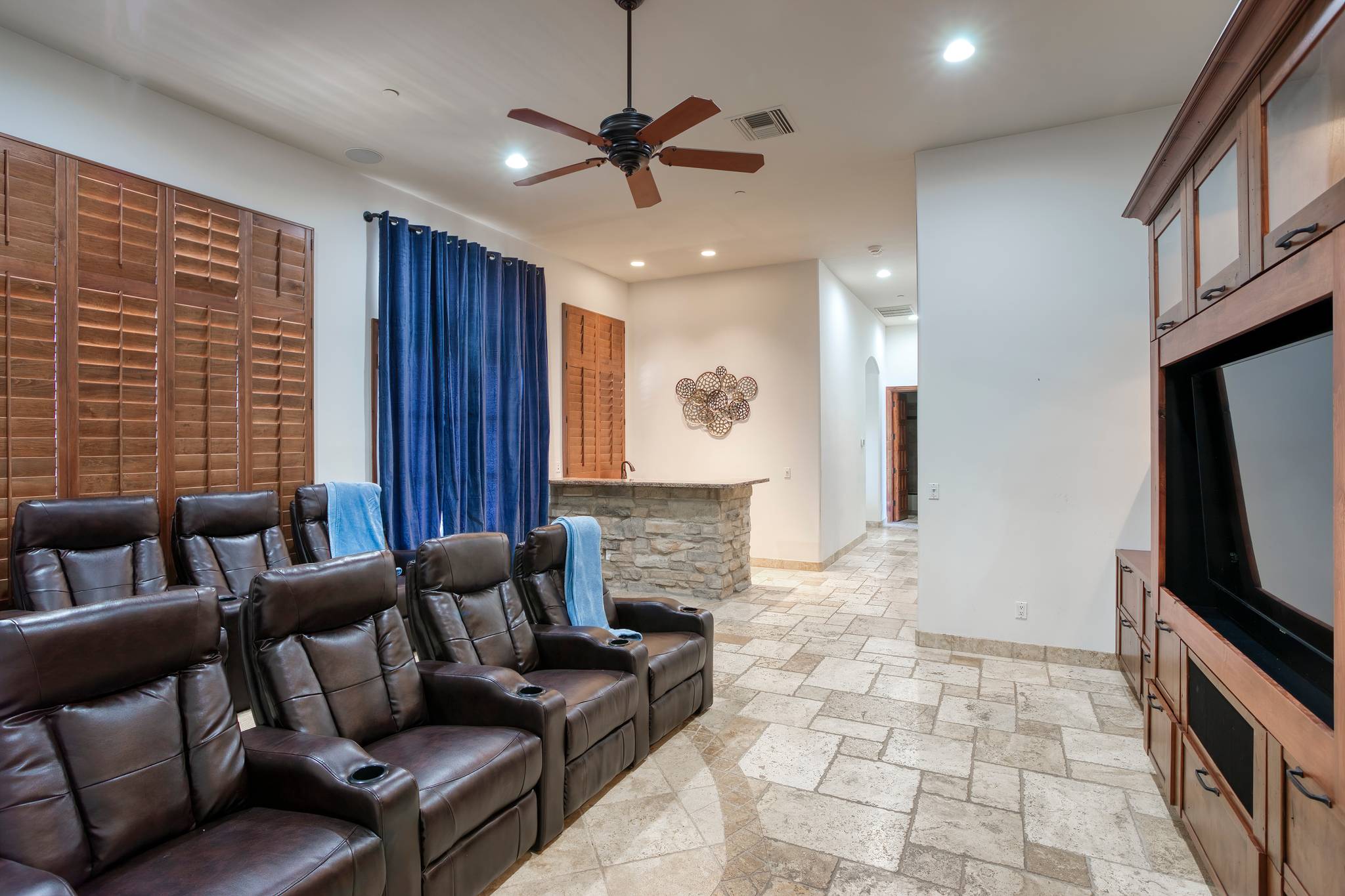 Pinnacle Vista Manor - Image 21