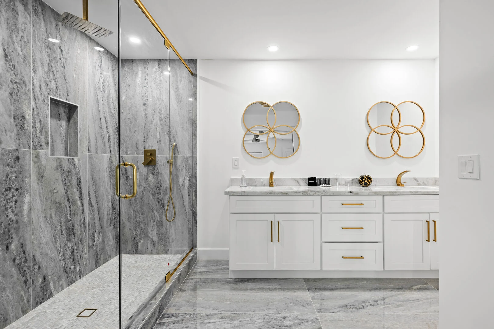 Bee Brush House - Image 12