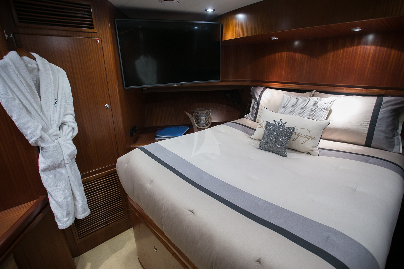 Beachfront Yacht - Image 9