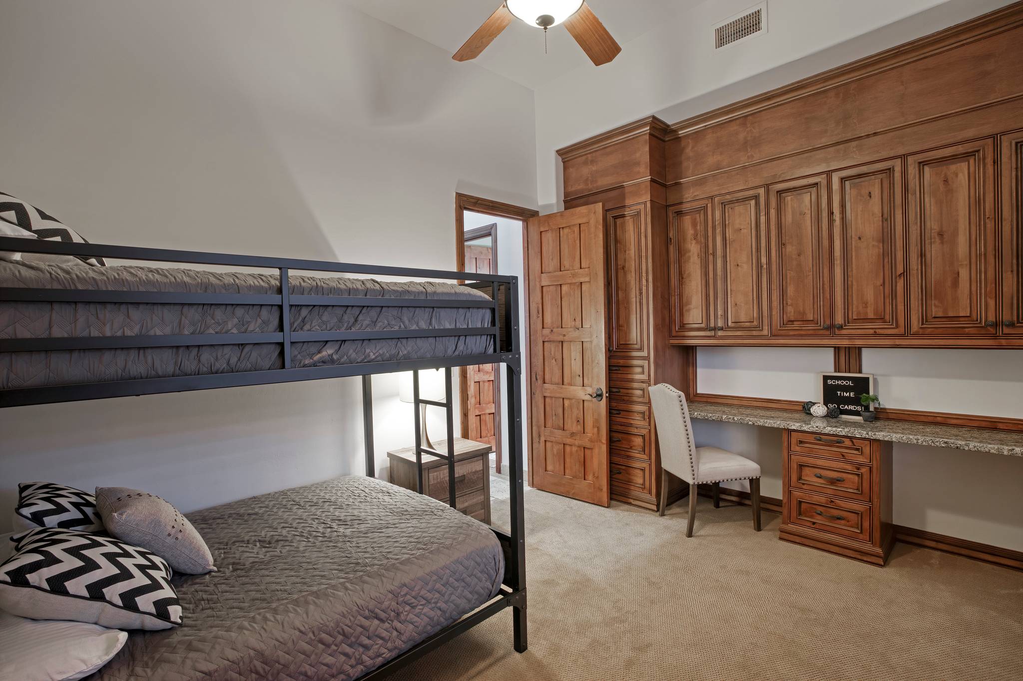 Pinnacle Vista Manor - Image 29