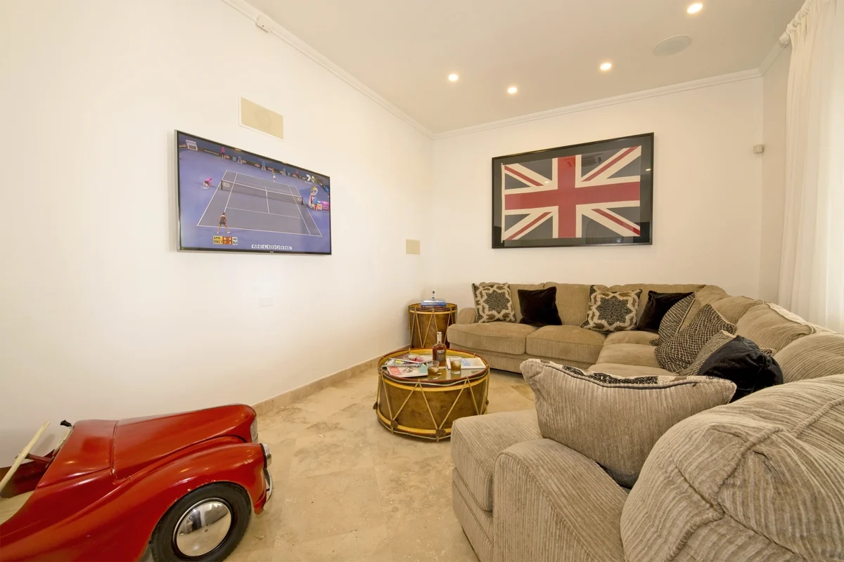 Royal Palm Manor - Image 6