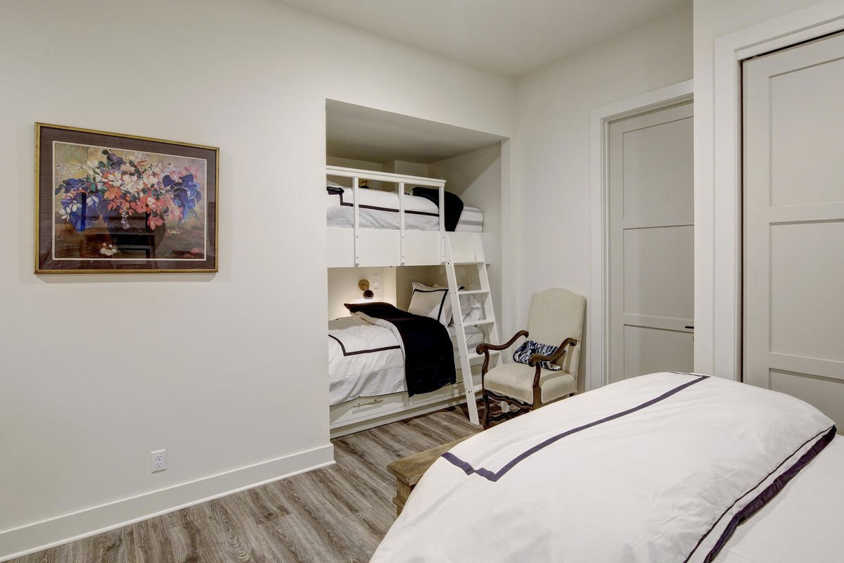 Spring Manor - Image 14