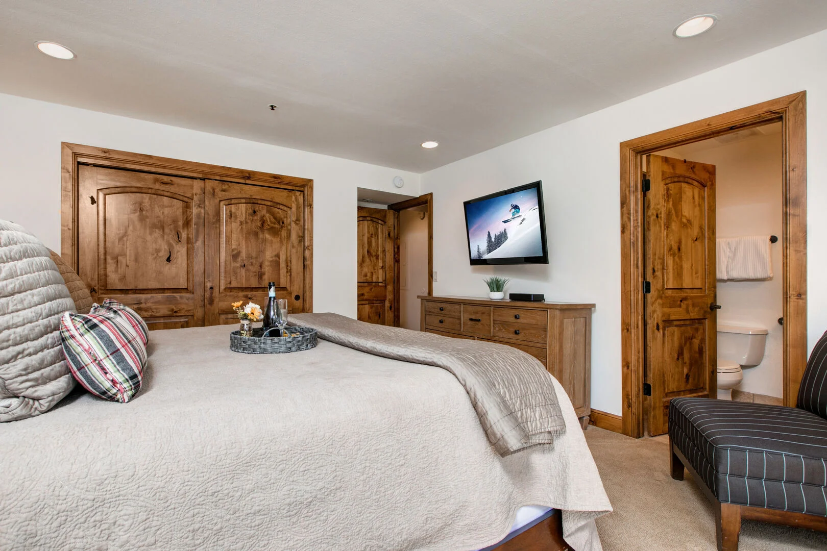 Lakeside Home - Image 14