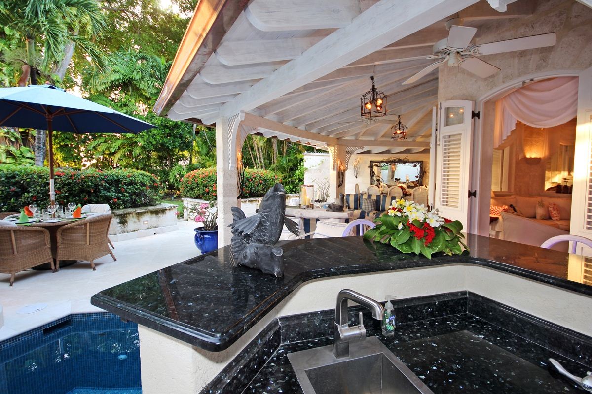 Red Hibiscus Home - Image 15