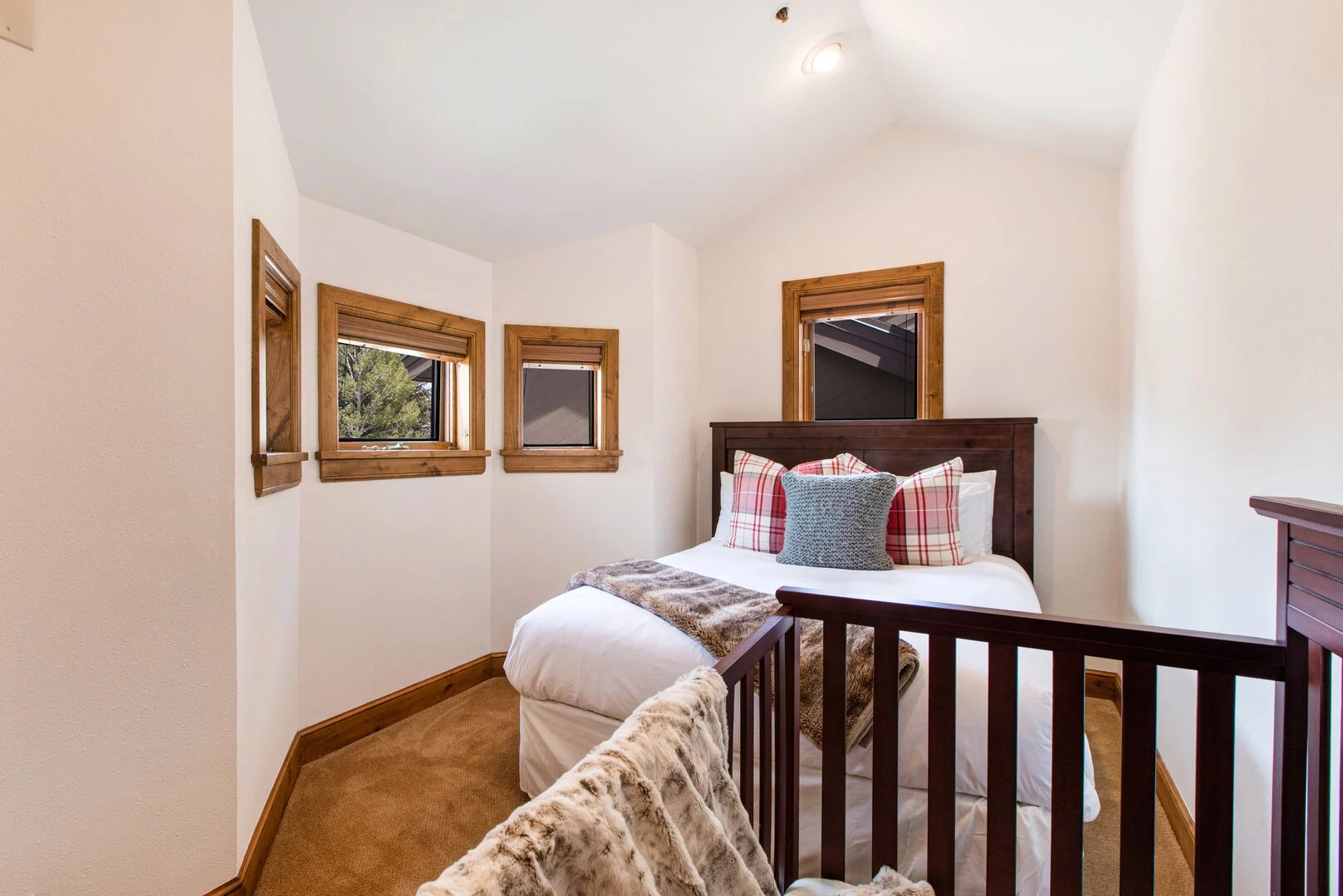 Lakeside Home - Image 22