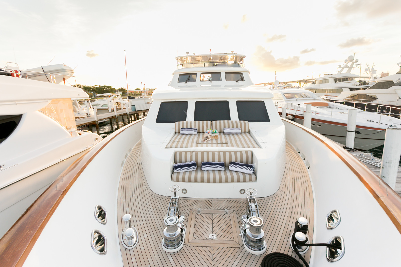 Beachfront Yacht - Image 17