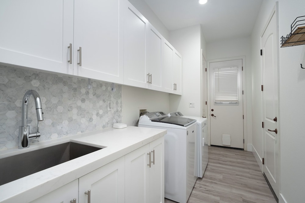 Casa Serenity Luxury Living w/ Pool & Jacuzzi - Image 7