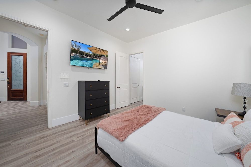 Casa Serenity Luxury Living w/ Pool & Jacuzzi - Image 12