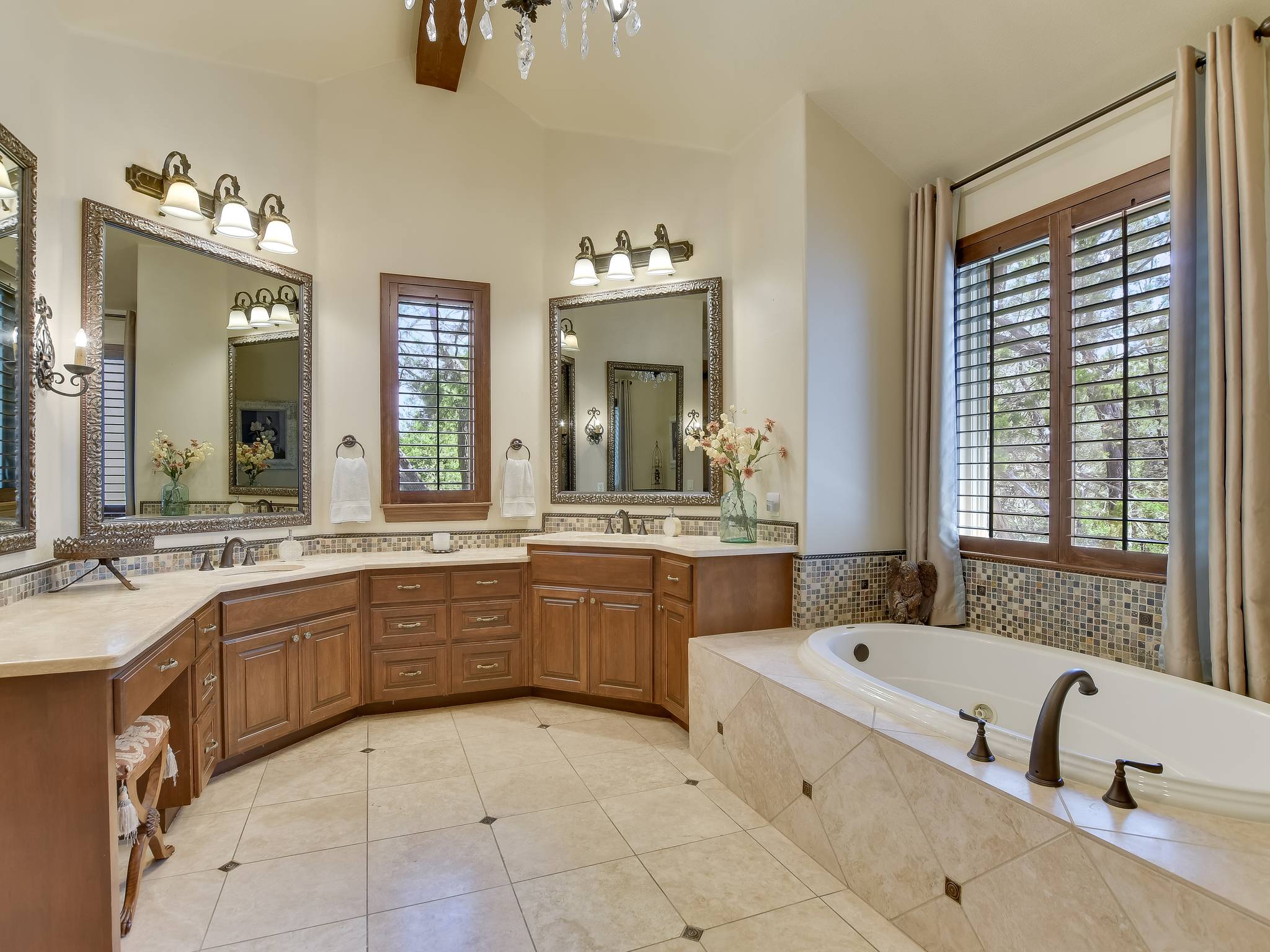 Rock Cedar House - Image 21