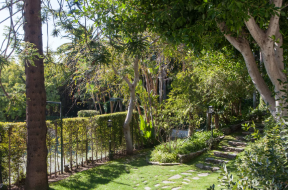 Hillside House - Image 35