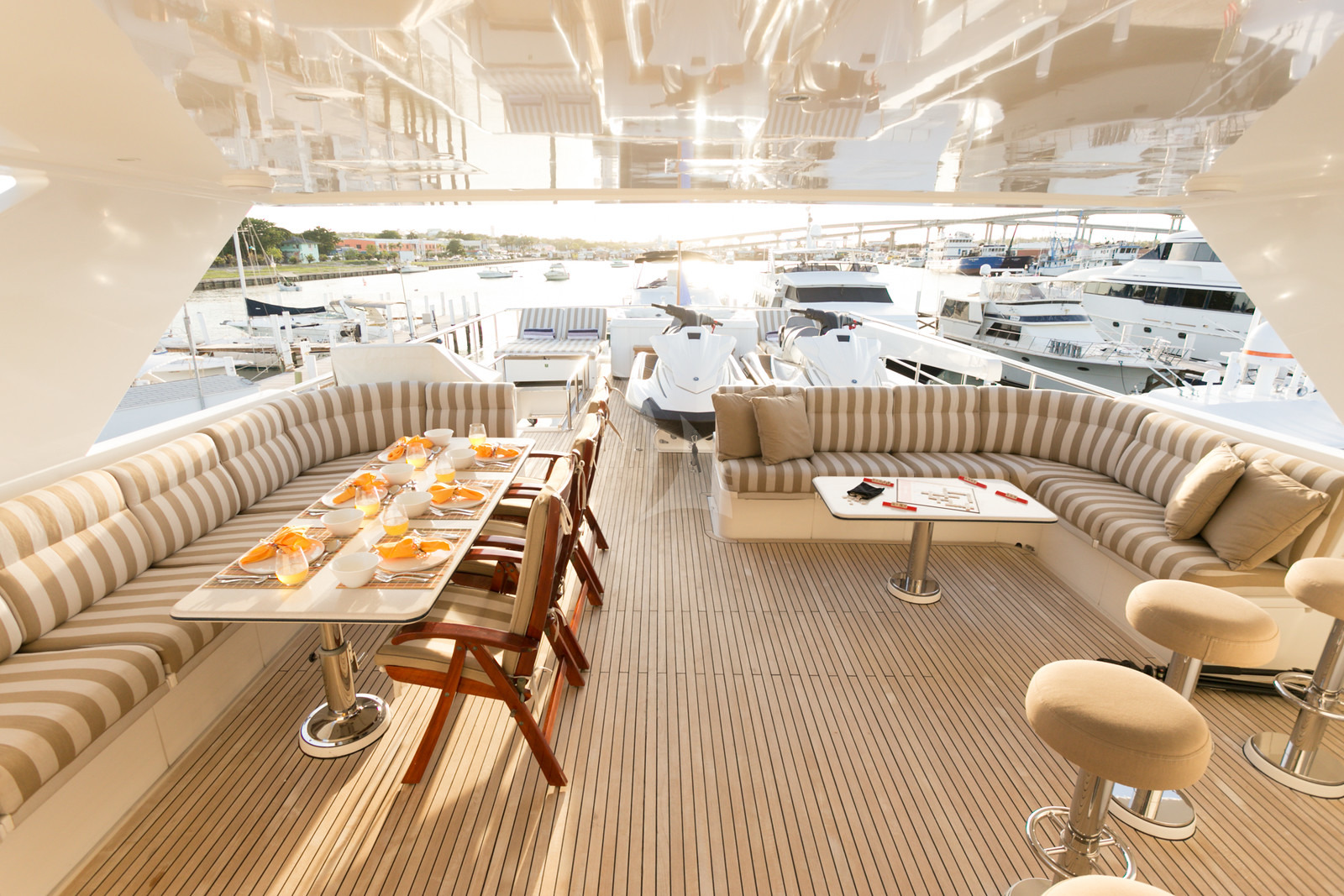 Beachfront Yacht - Image 14