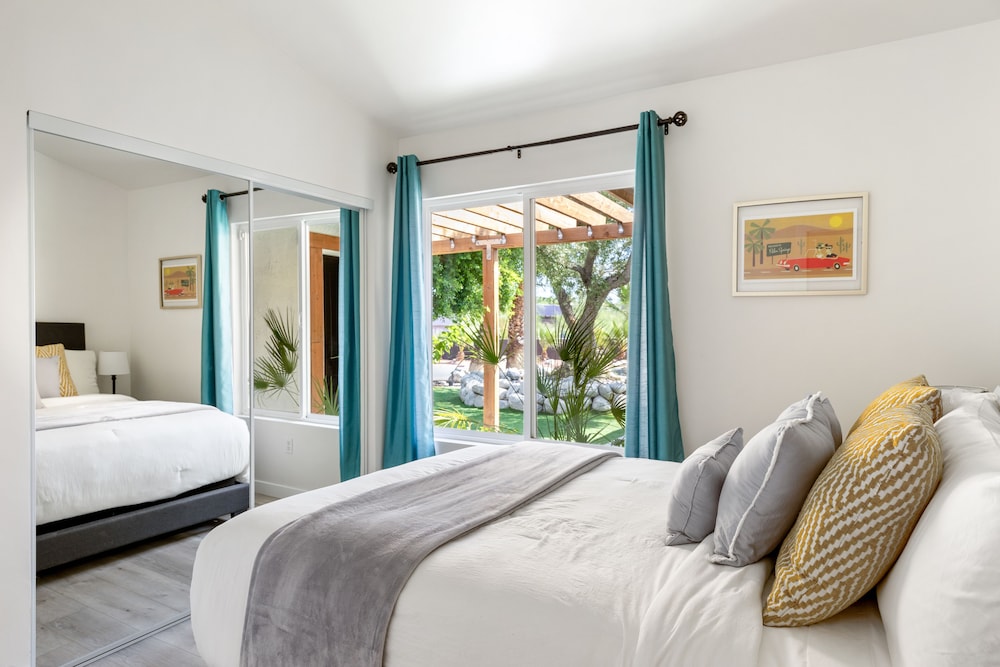 Experience Modern Luxury at Desert Hideaway - Image 2