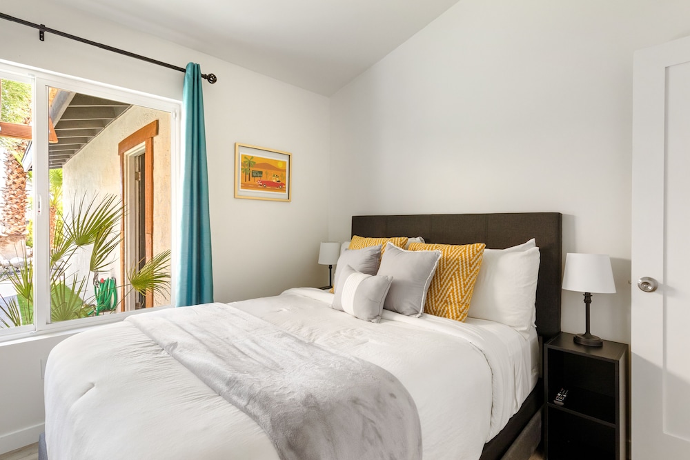 Experience Modern Luxury at Desert Hideaway - Image 3