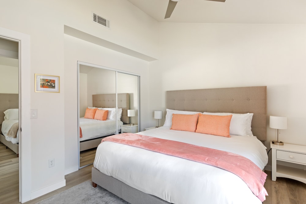 Experience Modern Luxury at Desert Hideaway - Image 4