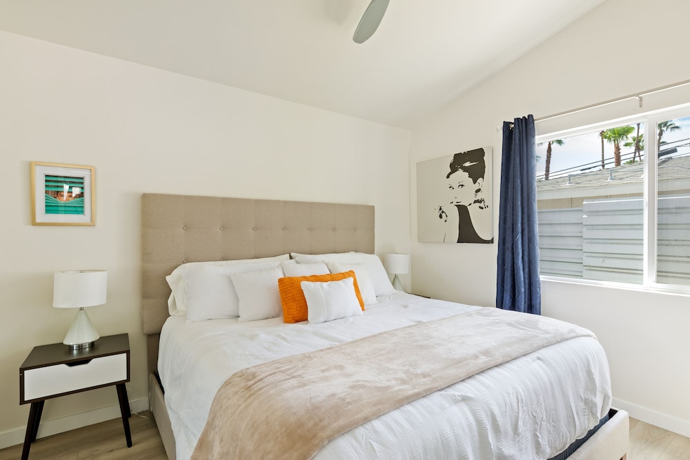 Experience Modern Luxury at Desert Hideaway - Image 6