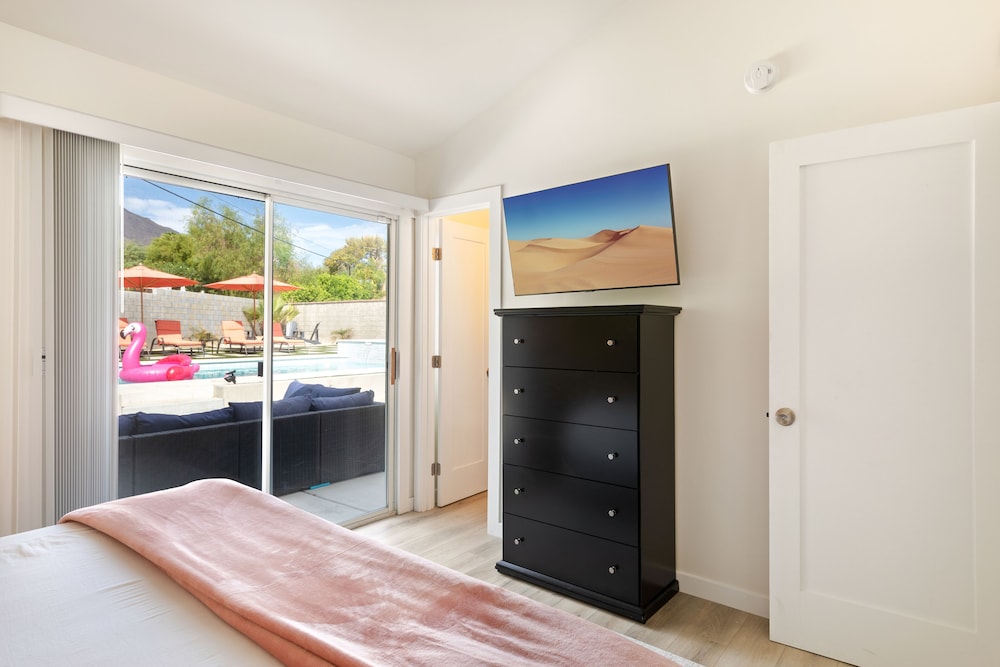 Experience Modern Luxury at Desert Hideaway - Image 7