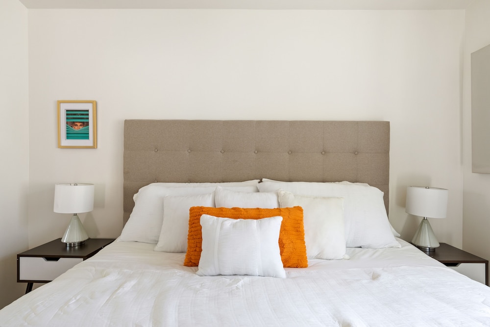 Experience Modern Luxury at Desert Hideaway - Image 8