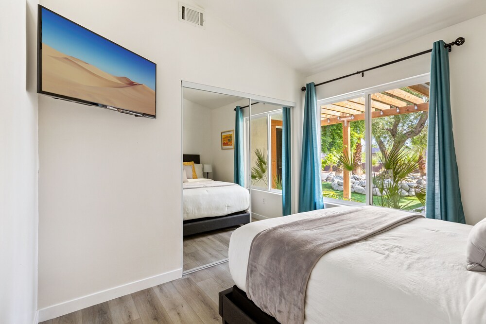 Experience Modern Luxury at Desert Hideaway - Image 9