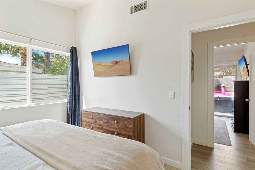 Experience Modern Luxury at Desert Hideaway - Image 10