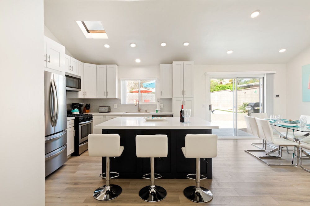 Experience Modern Luxury at Desert Hideaway - Image 11