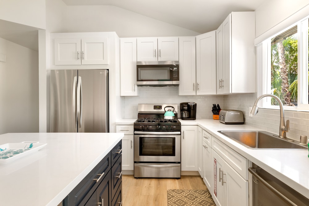 Experience Modern Luxury at Desert Hideaway - Image 12