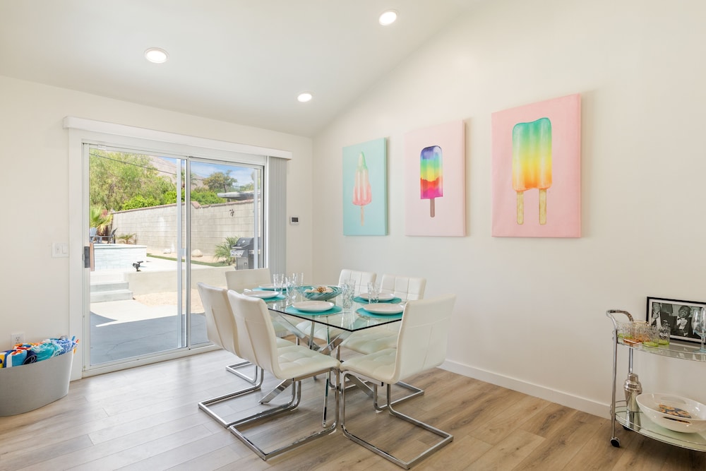 Experience Modern Luxury at Desert Hideaway - Image 13