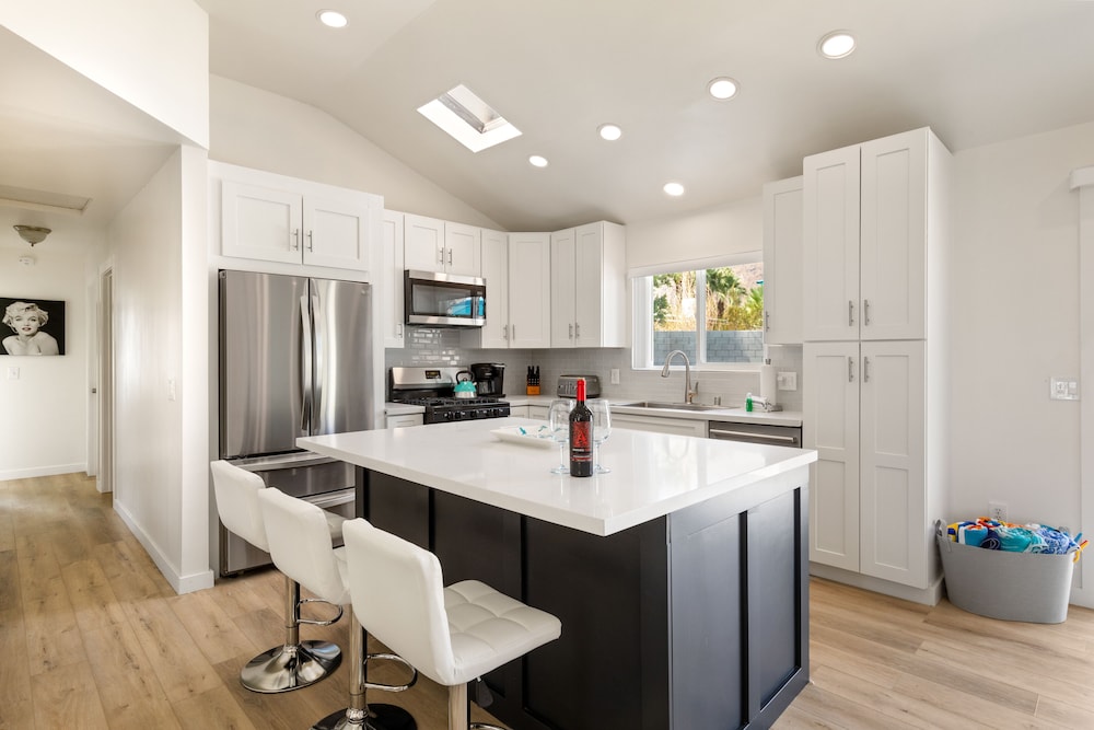 Experience Modern Luxury at Desert Hideaway - Image 15