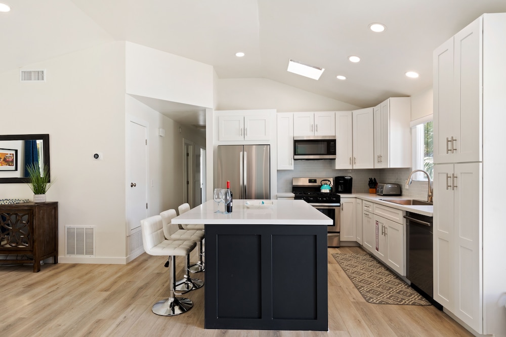 Experience Modern Luxury at Desert Hideaway - Image 16