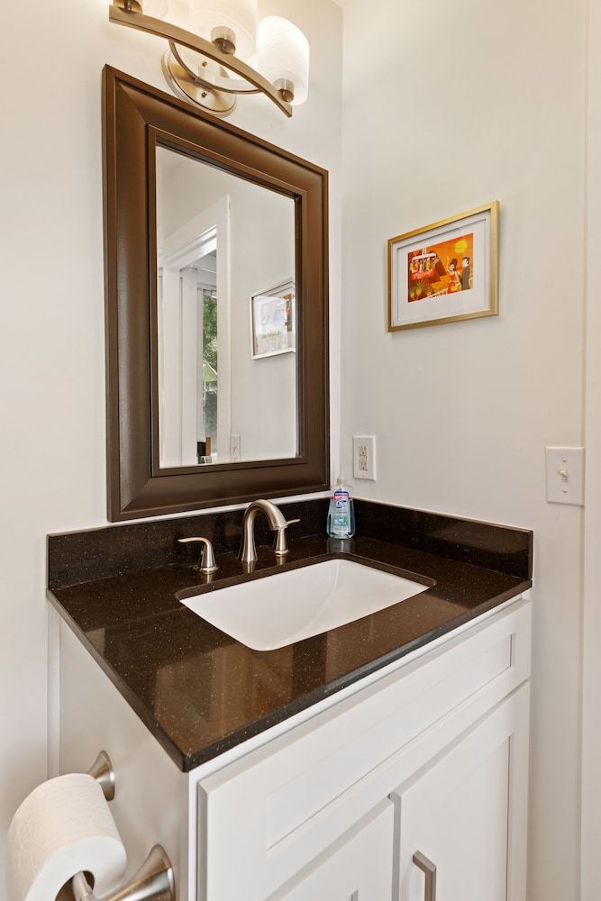 Experience Modern Luxury at Desert Hideaway - Image 17