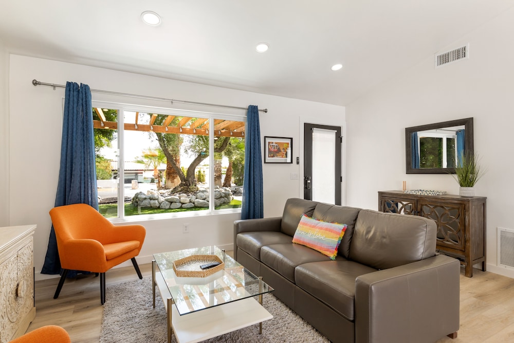 Experience Modern Luxury at Desert Hideaway - Image 18