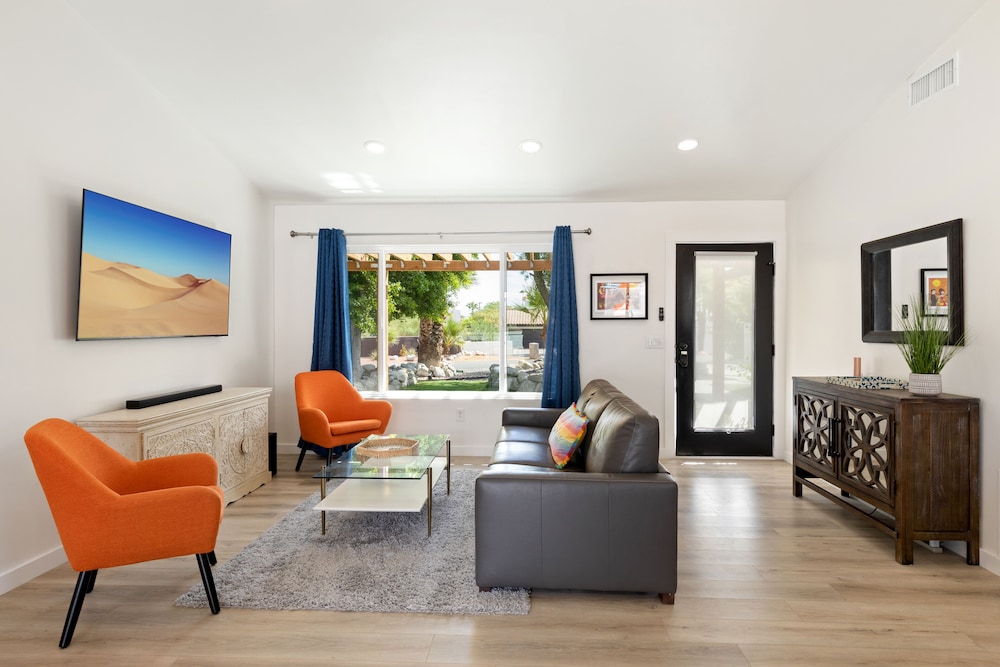 Experience Modern Luxury at Desert Hideaway - Image 19