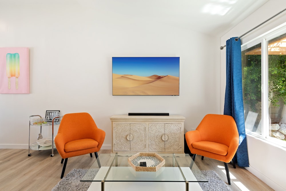 Experience Modern Luxury at Desert Hideaway - Image 20