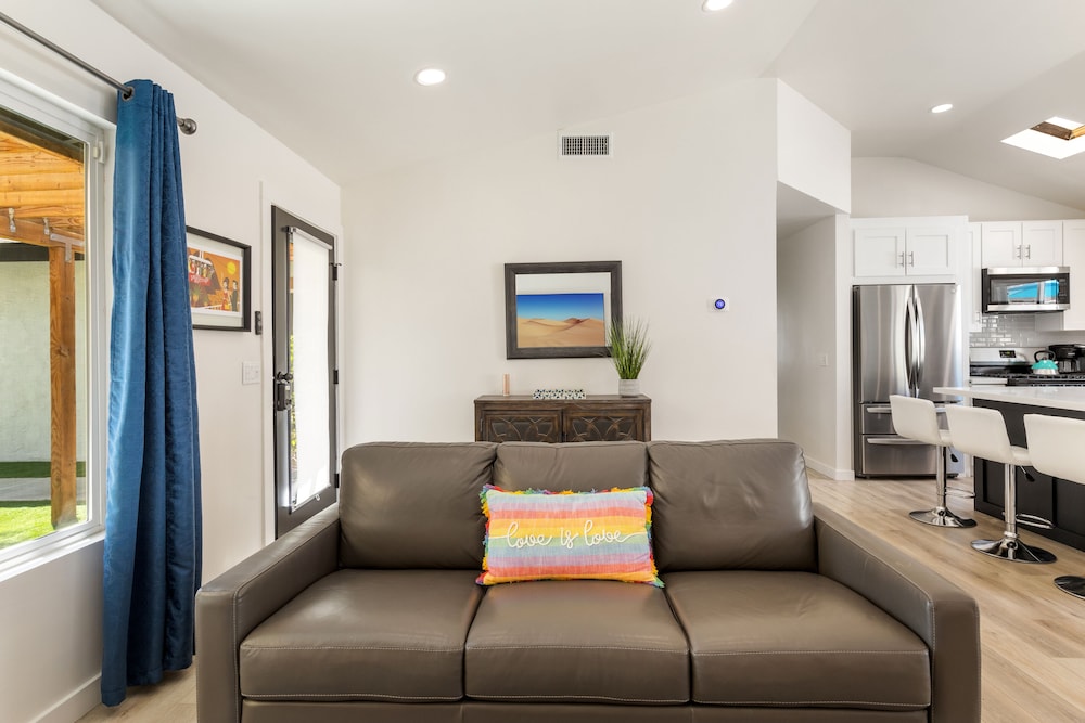 Experience Modern Luxury at Desert Hideaway - Image 21