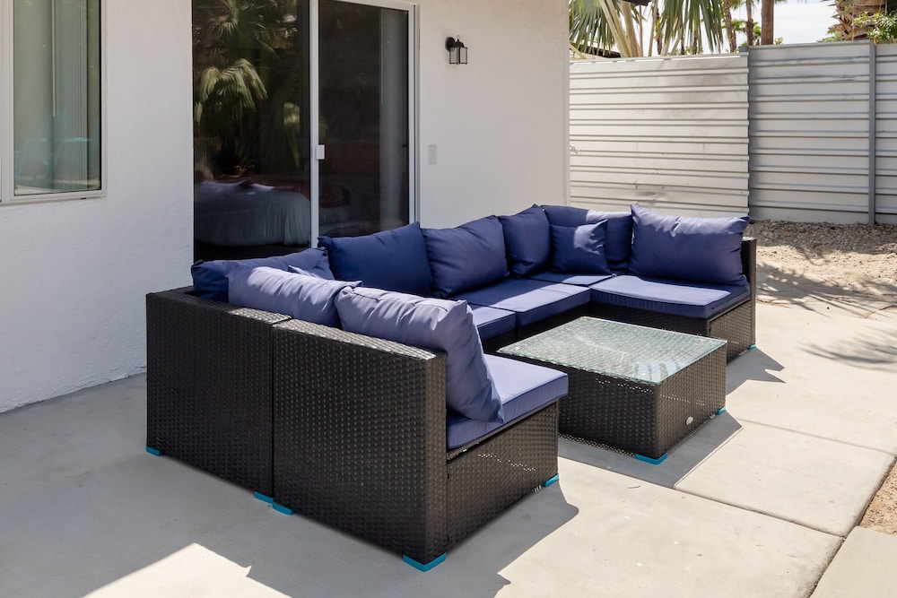 Experience Modern Luxury at Desert Hideaway - Image 22